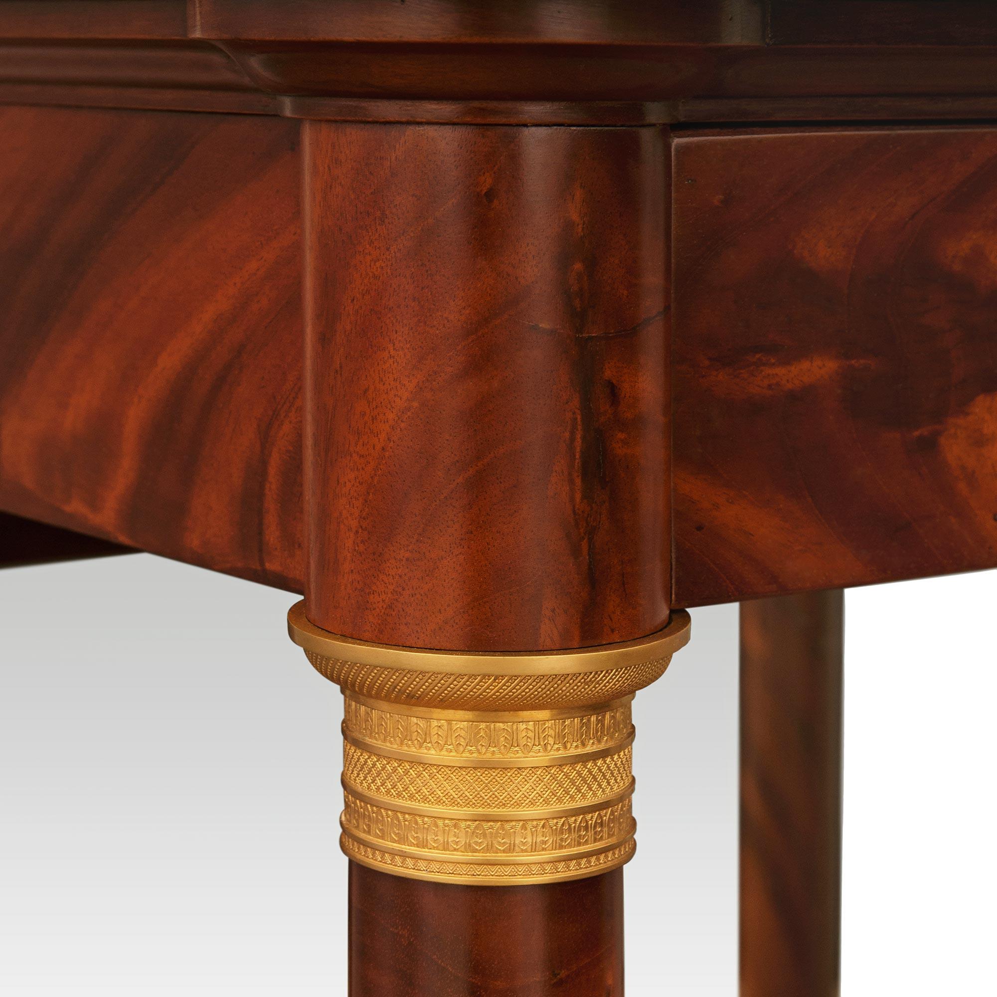 XIXe siècle Console néo-classique st. Console en acajou flammé et bronze doré en vente