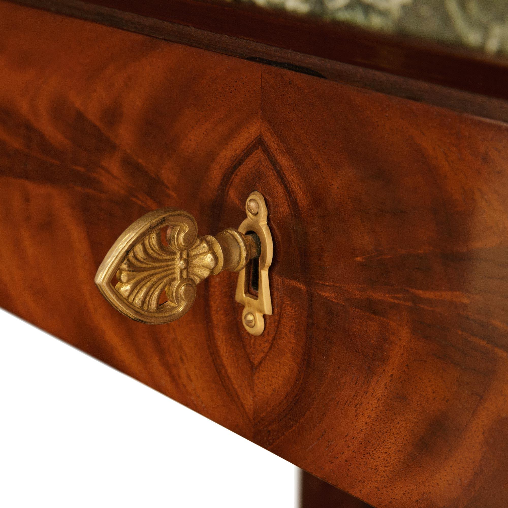 Bronze doré Console néo-classique st. Console en acajou flammé et bronze doré en vente