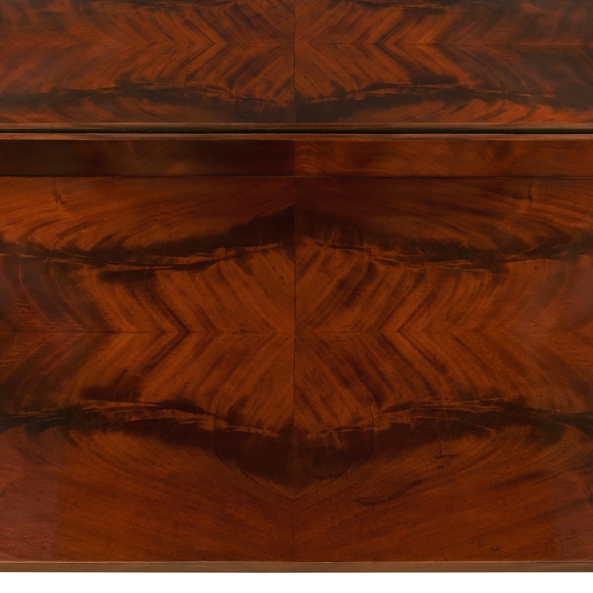 Console néo-classique st. Console en acajou flammé et bronze doré en vente 2