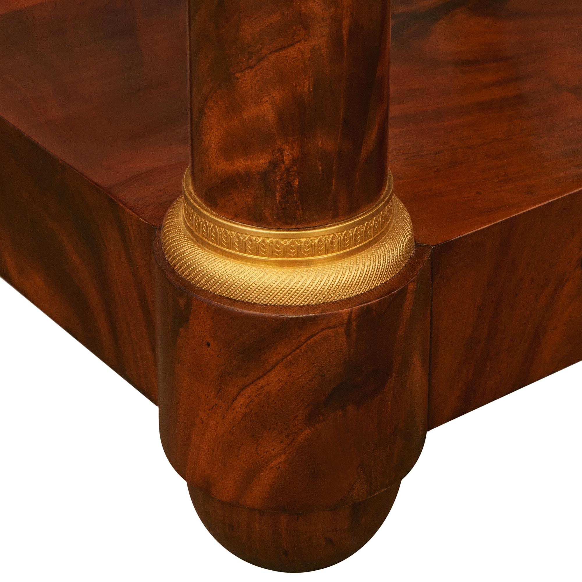 Console néo-classique st. Console en acajou flammé et bronze doré en vente 1