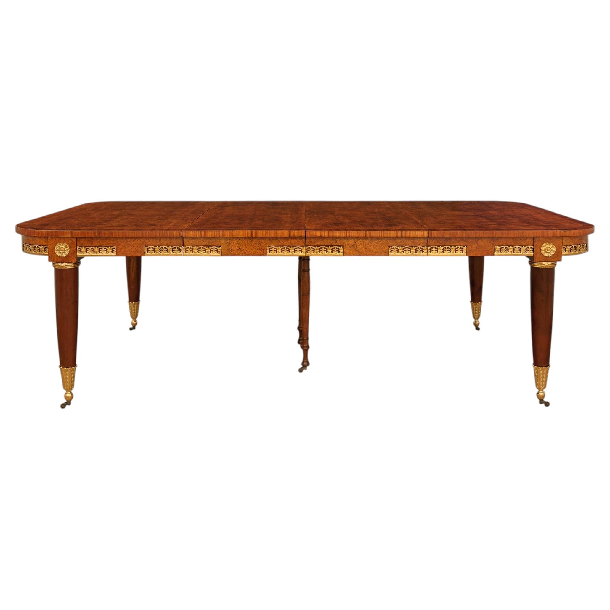 Mesa de comedor francesa del siglo XIX, de estilo neoclásico, de nogal, bronce dorado y caoba en venta