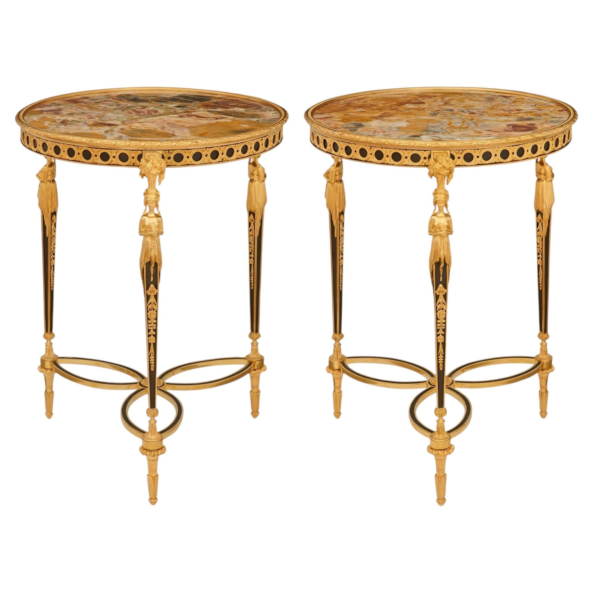 Paire de tables d'appoint françaises du XIXe siècle, de style Louis XVI, en bronze, bronze doré et marbre
