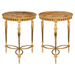 Ein Paar französische Beistelltische im Louis-XVI-Stil aus dem 19. Jahrhundert, aus Bronze, vergoldeter Bronze und Marmor