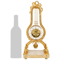 Orologio francese del XIX secolo in stile Luigi XVI, in bronzo dorato e marmo bianco di Carrara