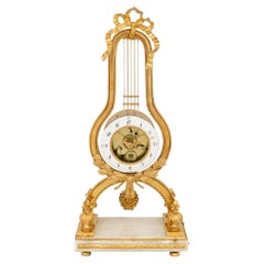 Orologio francese del XIX secolo in stile Luigi XVI, in bronzo dorato e marmo bianco di Carrara