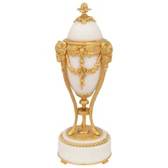 coppia di urne portacandele francesi in marmo e bronzo dorato in stile Luigi XVI del XIX secolo