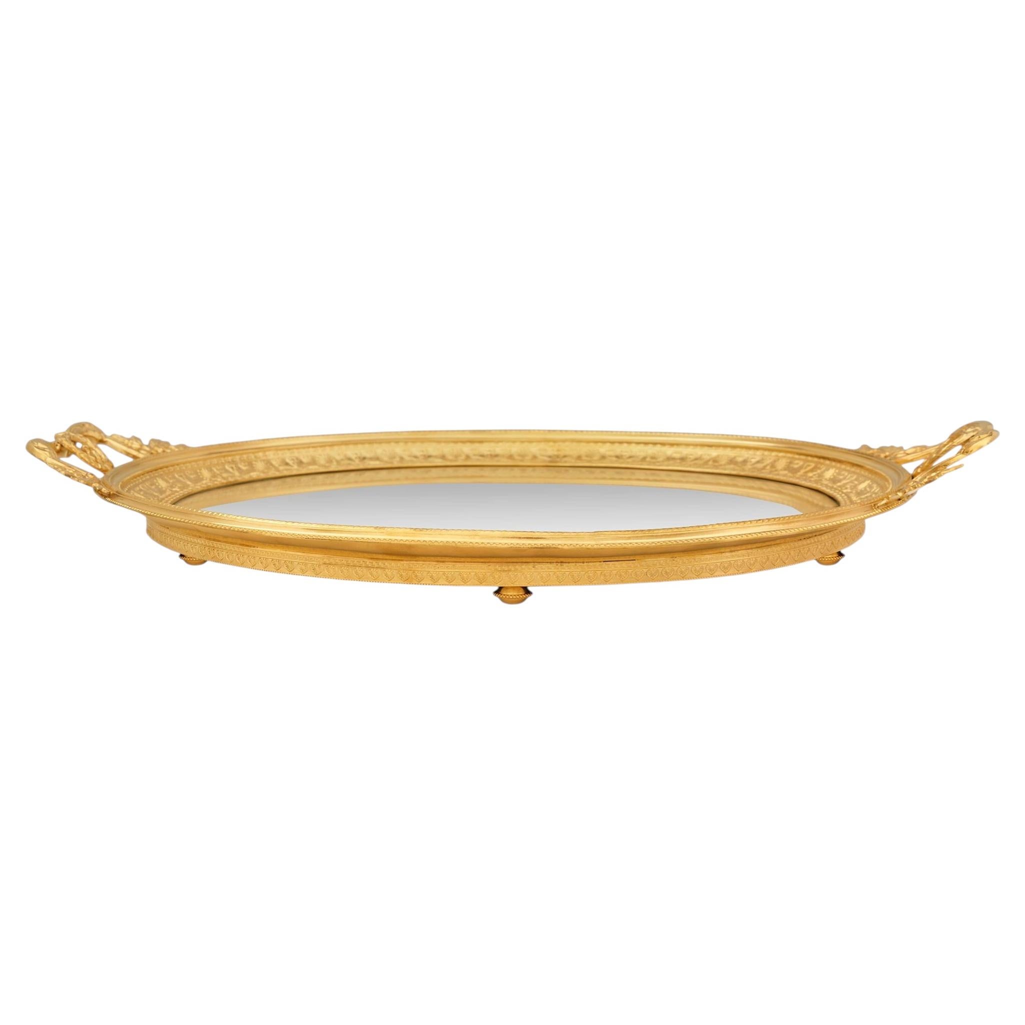 Centro de mesa o bandeja francesa del siglo XIX, de estilo neoclásico, con detalles en bronce dorado y espejo