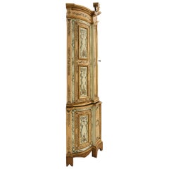 Venezianischer Holzschrank aus der Louis-XVI-Zeit des 18. Jahrhunderts mit Patina