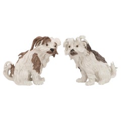 Par de perritos de porcelana de Meissen del siglo XIX, inspirados en los de Ludwigsburg