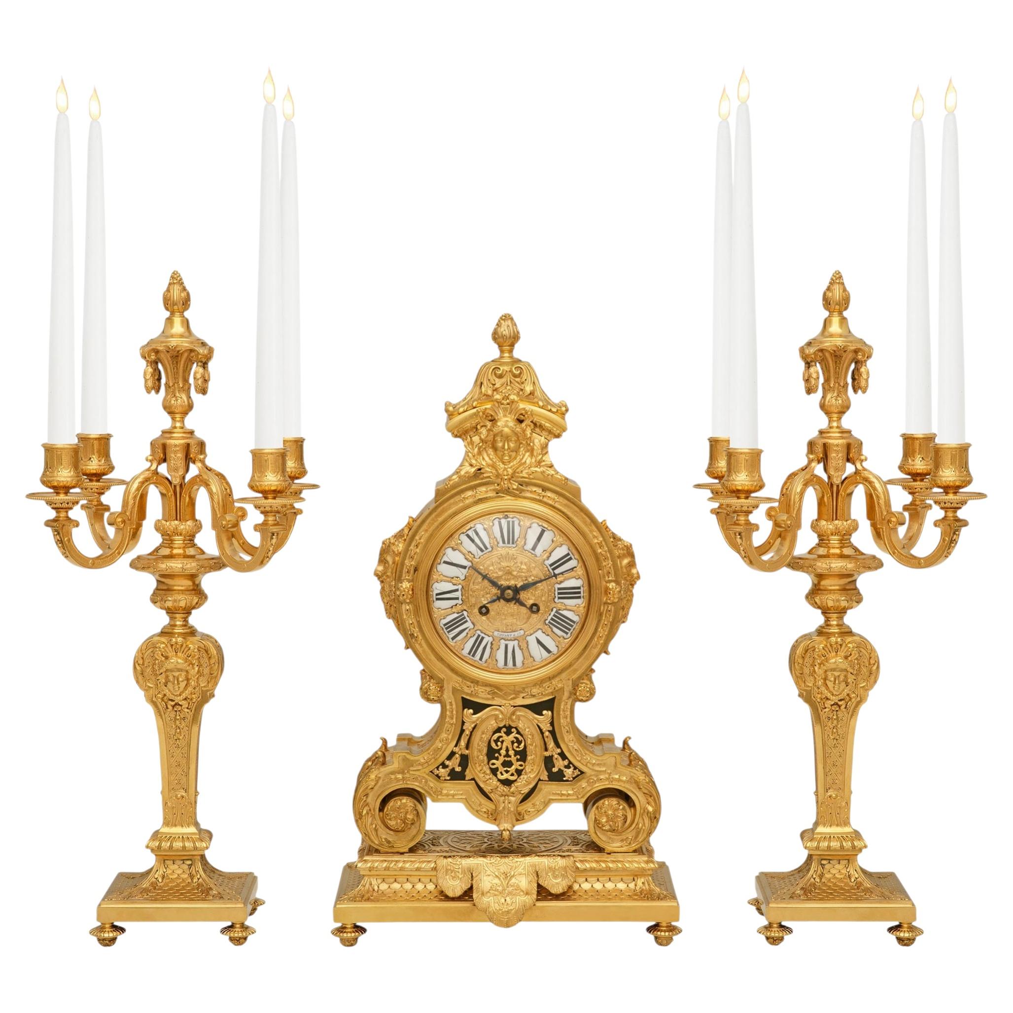 Set di orologi decorativi in bronzo dorato del XIX secolo, di provenienza francese, firmati e venduti da Tiffany in vendita