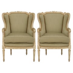 Paire de fauteuils français en bois patiné, de style Louis XVI, datant du milieu du XIXe siècle