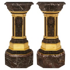 Ein Paar französische Sockel aus dem 19. Jahrhundert im Renaissancestil, aus vergoldeter Bronze und Marmor