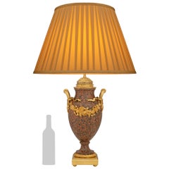 Eine französische Lampe im Stil Ludwigs XVI. aus dem 19. Jahrhundert aus Granit, vergoldetem Holz und Ormolu