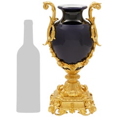 Ein Paar französischer Vasen aus dem 19. Jahrhundert im Stil Ludwigs XVI. aus Sèvres-Porzellan und vergoldeter Bronze