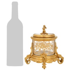 Caja francesa del siglo XIX, estilo Luis XVI, de bronce dorado y cristal, firmada «Giroux, París»