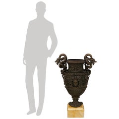 Französische Urne aus patinierter Bronze und Marmor im Stil der Renaissance des 19. Jahrhunderts