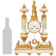 Orologio francese del XVIII secolo, periodo Luigi XVI, in marmo di Carrara e bronzo dorato