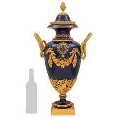 Vaso francese del XIX secolo in porcellana di Saint-Sévres in stile Luigi XVI con finiture in bronzo dorato