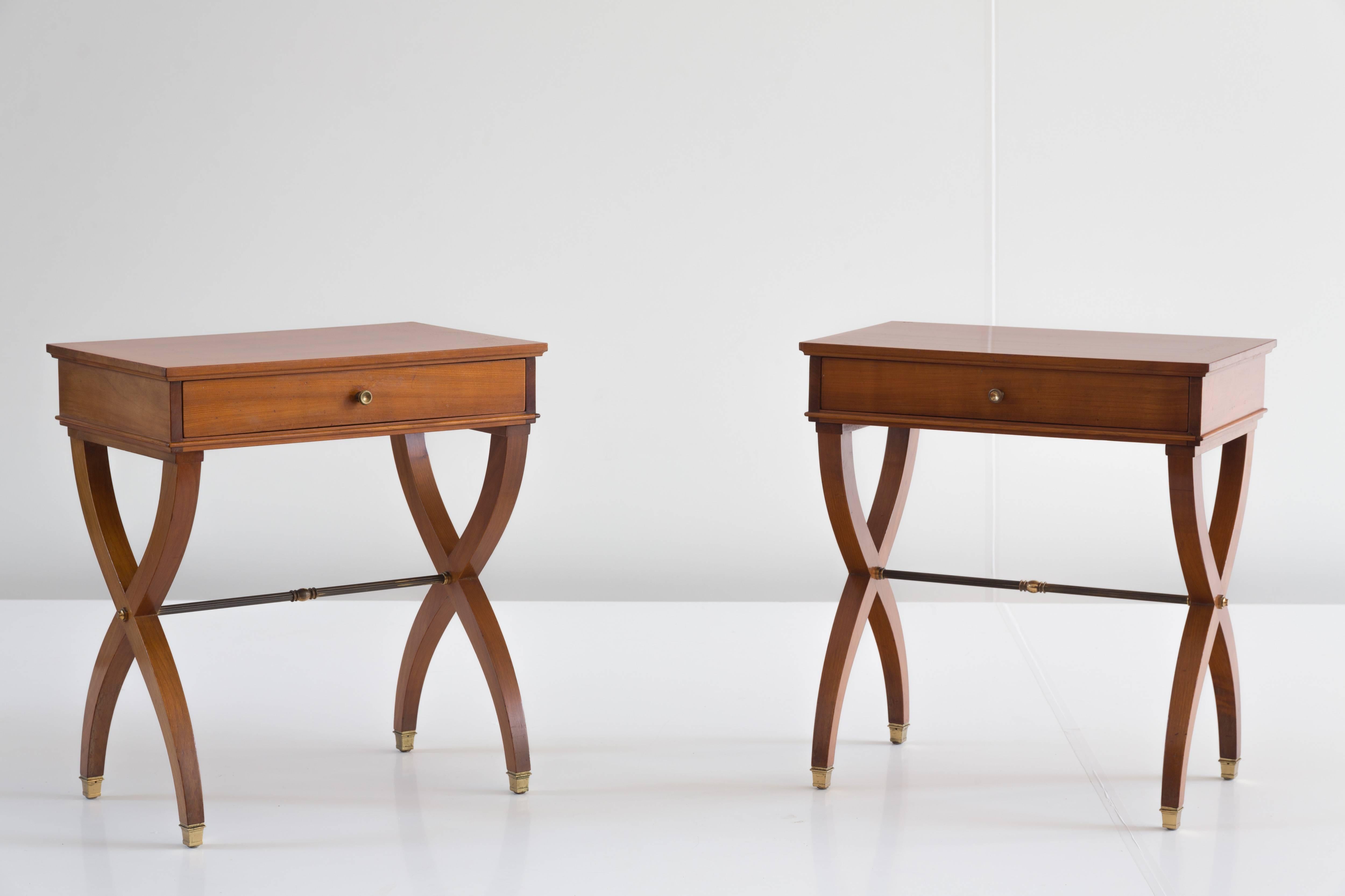 Rare pair of nightstand designed by Paolo Buffa, 1950.
Executed by Serafino Arrighi.
Caucasian walnut, brass.
Stylish 