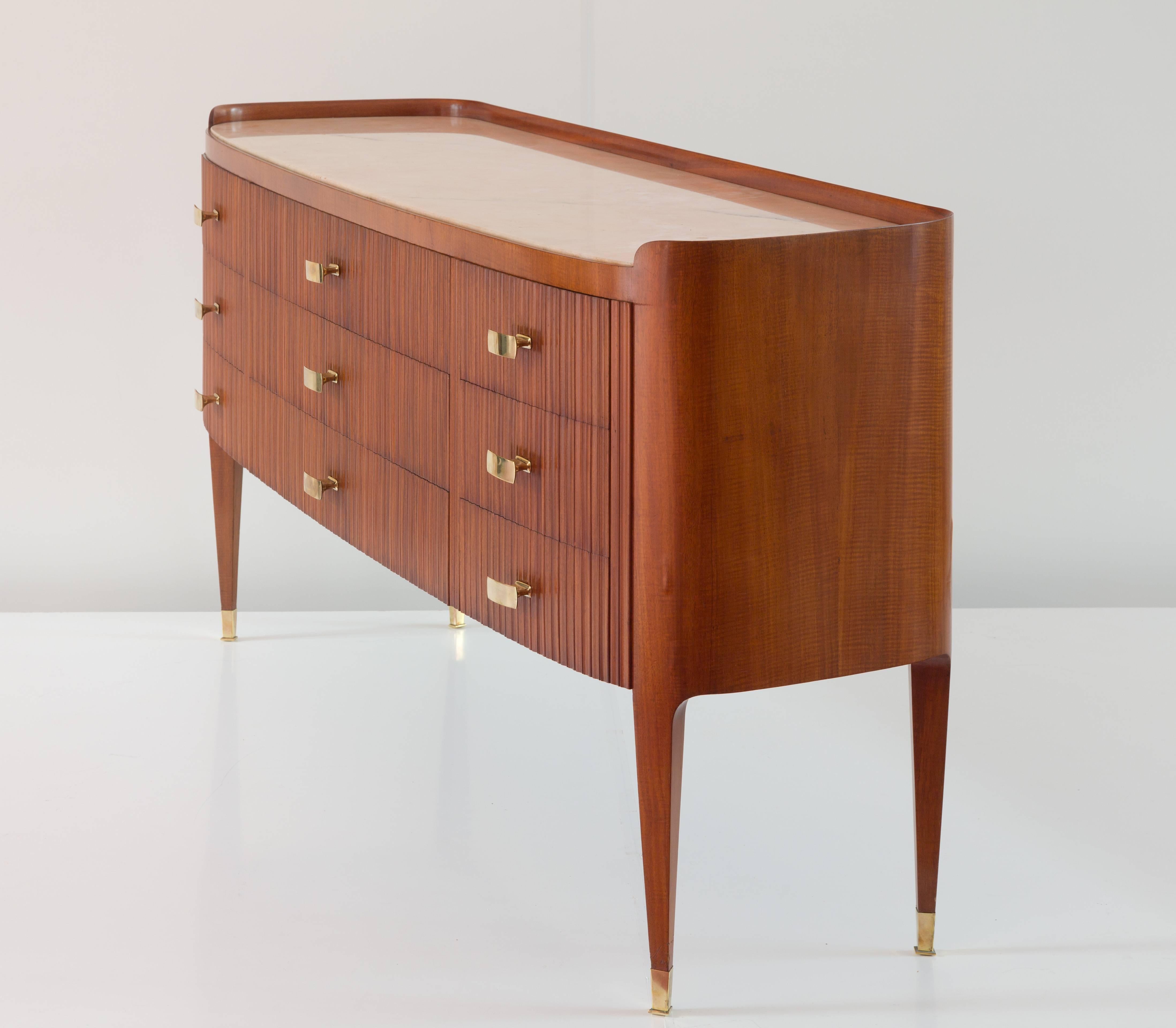 Impressive and rare chest of drawers designed by Paolo Buffa, 1948.
Executed by F.lli Lietti, Cantù.
Nine drawers, nine sculptural brass handle
brass sabot.
Top in rare pink Candoglia marble (2 cm)
mahogany-veneered, rosewood, marble,