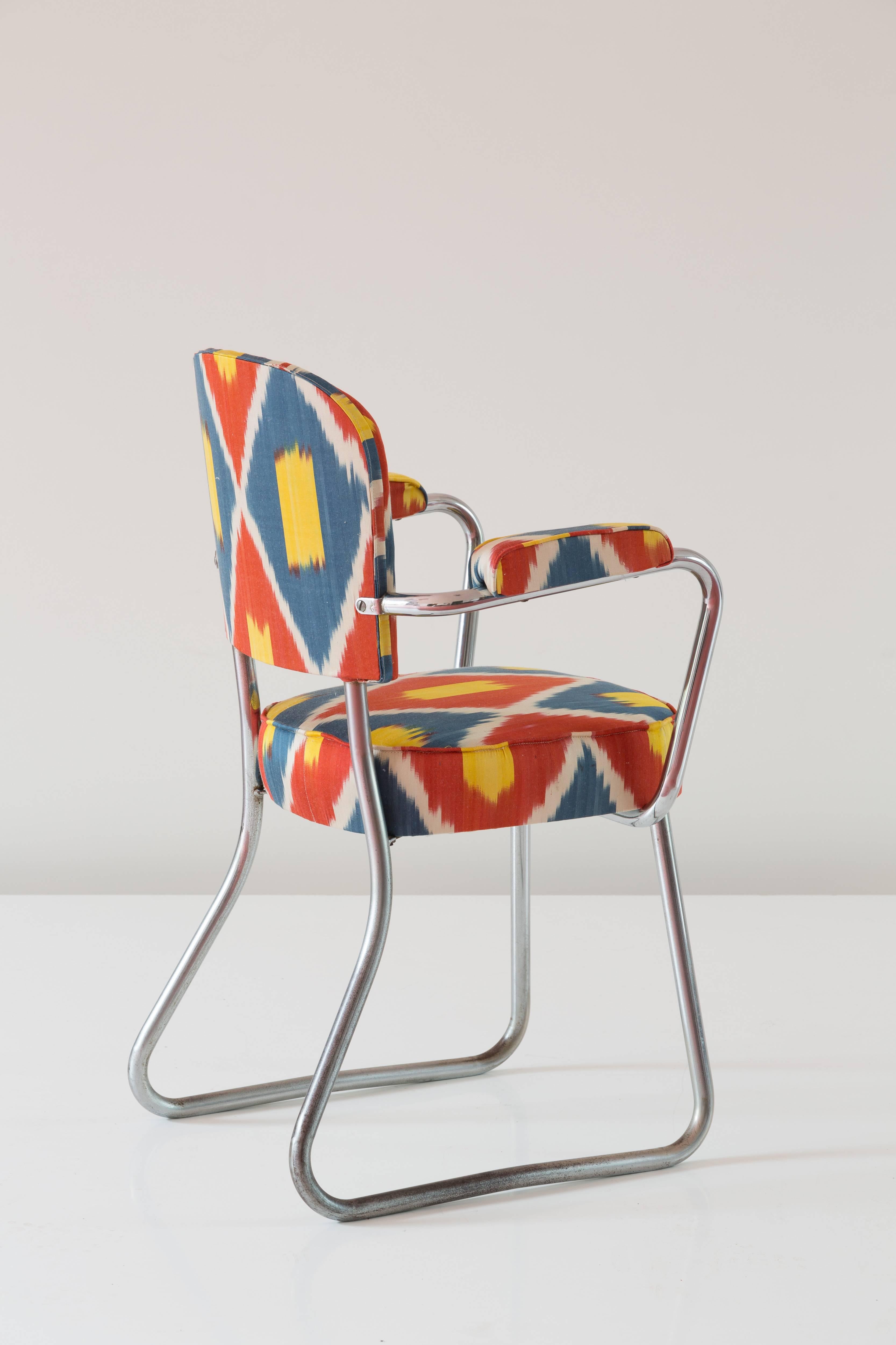 Iconic armchair designed by Gio Ponti in 1936
from Uffici of Palazzo Montecatini, Milano 
produced by Ditta Parma Antonio & figli.
Aluminium, silk.
re-upholsterd in ikat antik turk silk.
Very good condition.
Measures: Height 83 cm 53 x 59