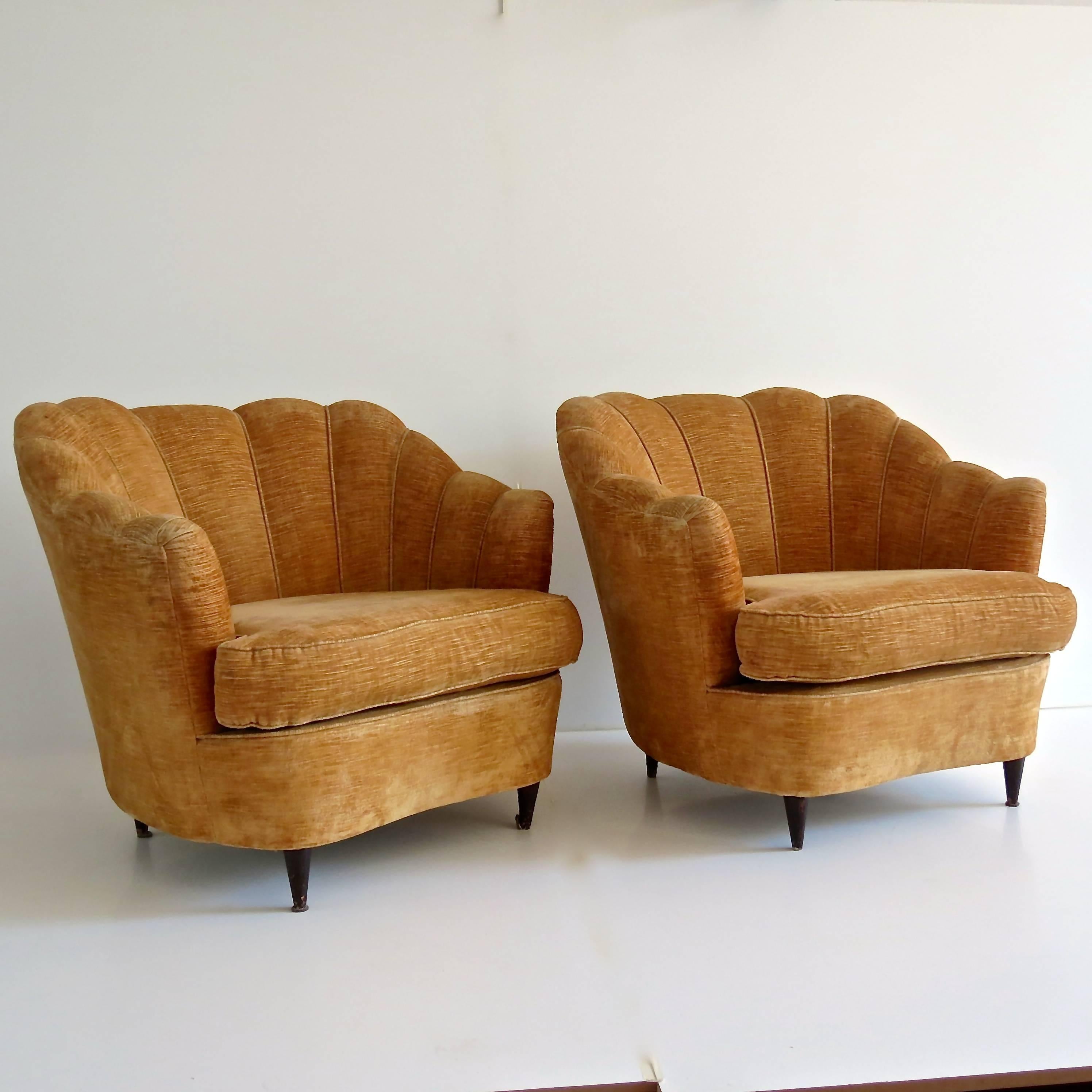 Fine and elegant pair of armchairs attributed to Guglielmo Ulrich, 1950
Original velvet coating, walnut
gold velvet 
Very good condition
Measures: Height 85cm 92 x 88 cm; seat height 47 cm, arm height 64 cm.