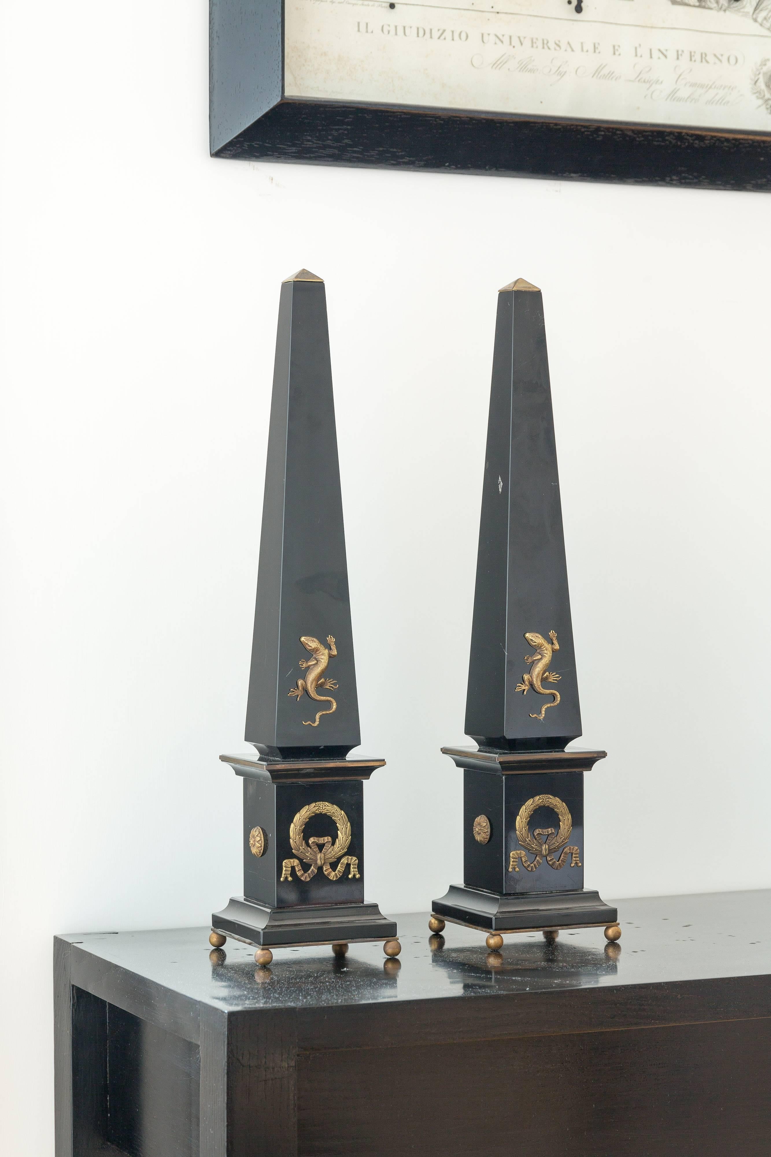 Paar Obelisken aus schwarzem Marmor und Bronze 