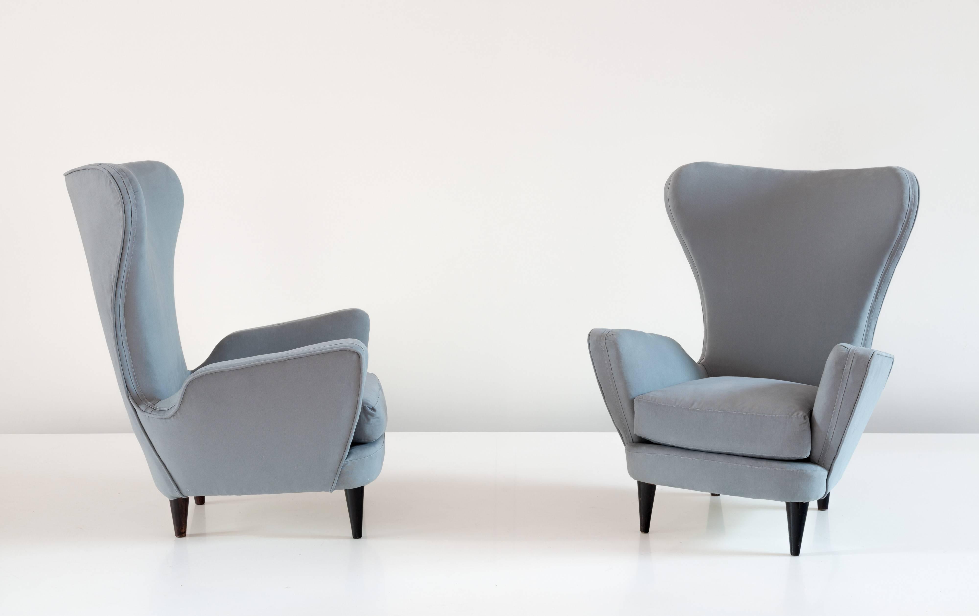 Pair of sculptural high back modern armchairs, 1950,
cotton, ebonized wood,
upholstery in grey cotton,
round tapering legs.
Measures: H 99 cm 66 x 68 cm.
provenience: Hotel Presidential, Como Lake, Italy.