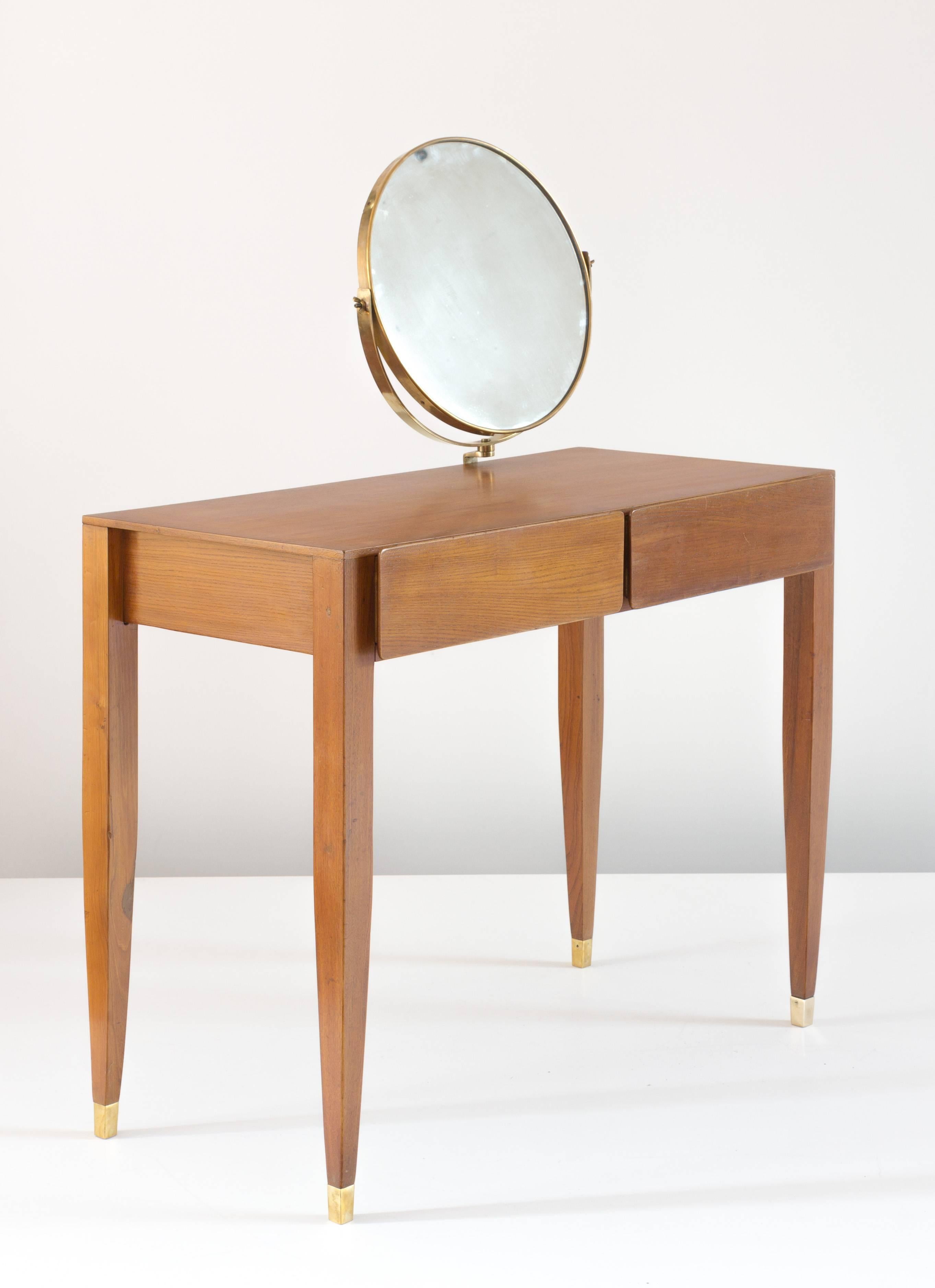 Gio Ponti vanity produced by Giordano Chiesa for the furniture of the Hotel Royal in Naples, 1955.
Original mirror by Fontana Arte. 
Pearwood, brass and mirror glass. 

Perfect original condition.

Measures: H 76.5cm 95 x 45 cm (vanity)