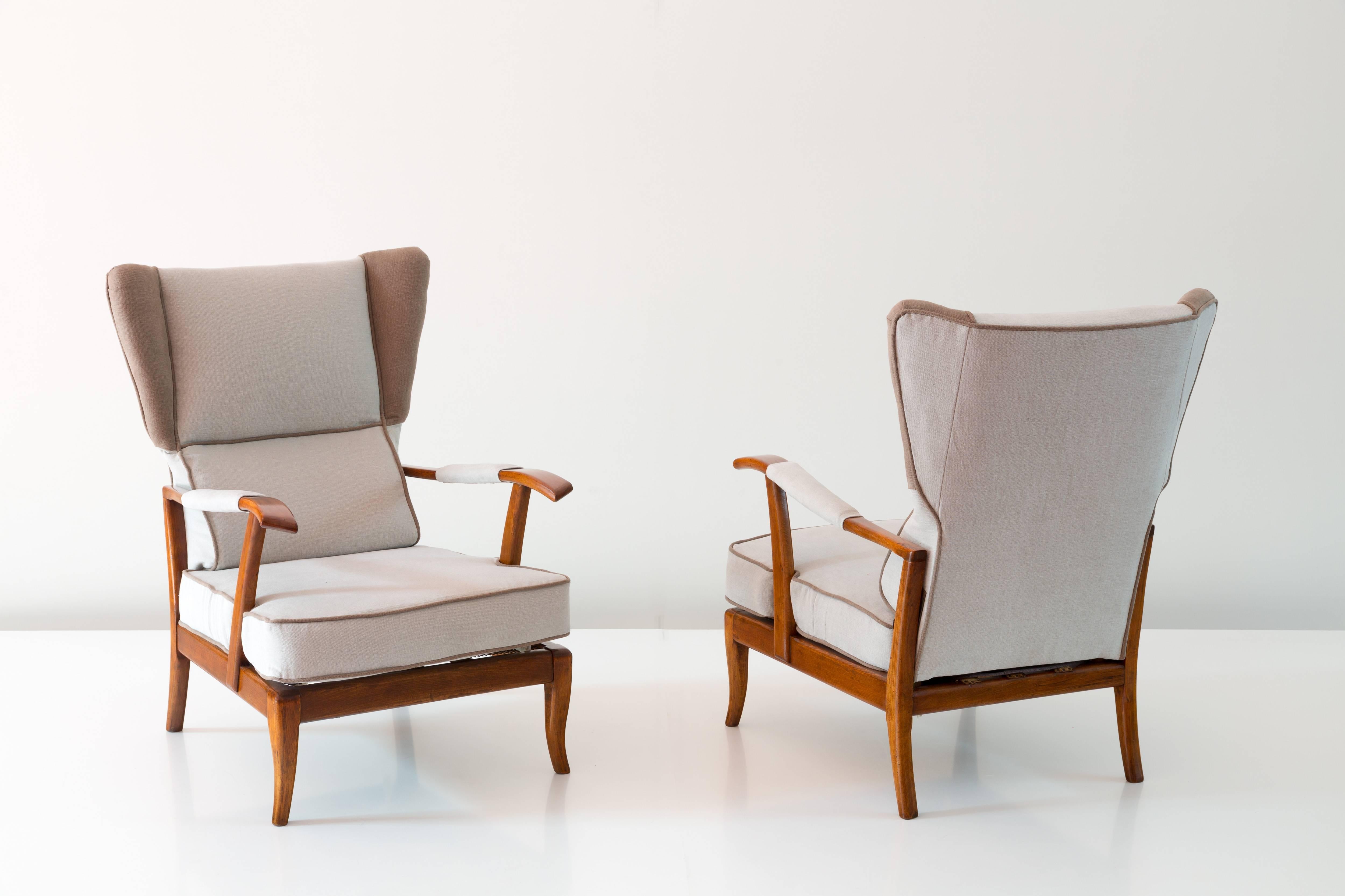 Pair of rare reclining wingback armchairs designed by Paolo Buffa, 1940.
Beechwood, ivory and brown cotton, metal.
Original structure
two different possible position.
Measures: H 95, 70 x 80 x m; height seat: 46 cm.
Very good