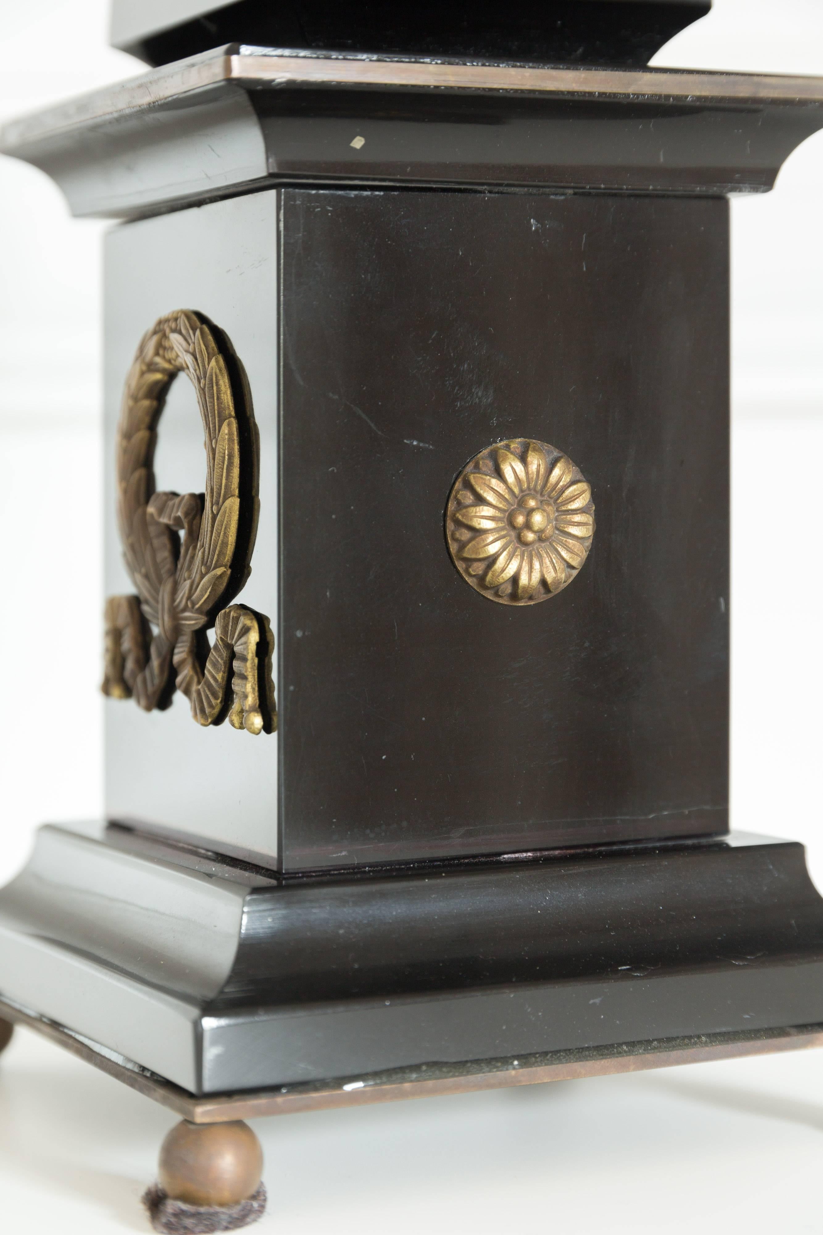 XXIe siècle et contemporain Paire d'obélisques en marbre noir et bronze « lézard doré », édition limitée, 2017  en vente