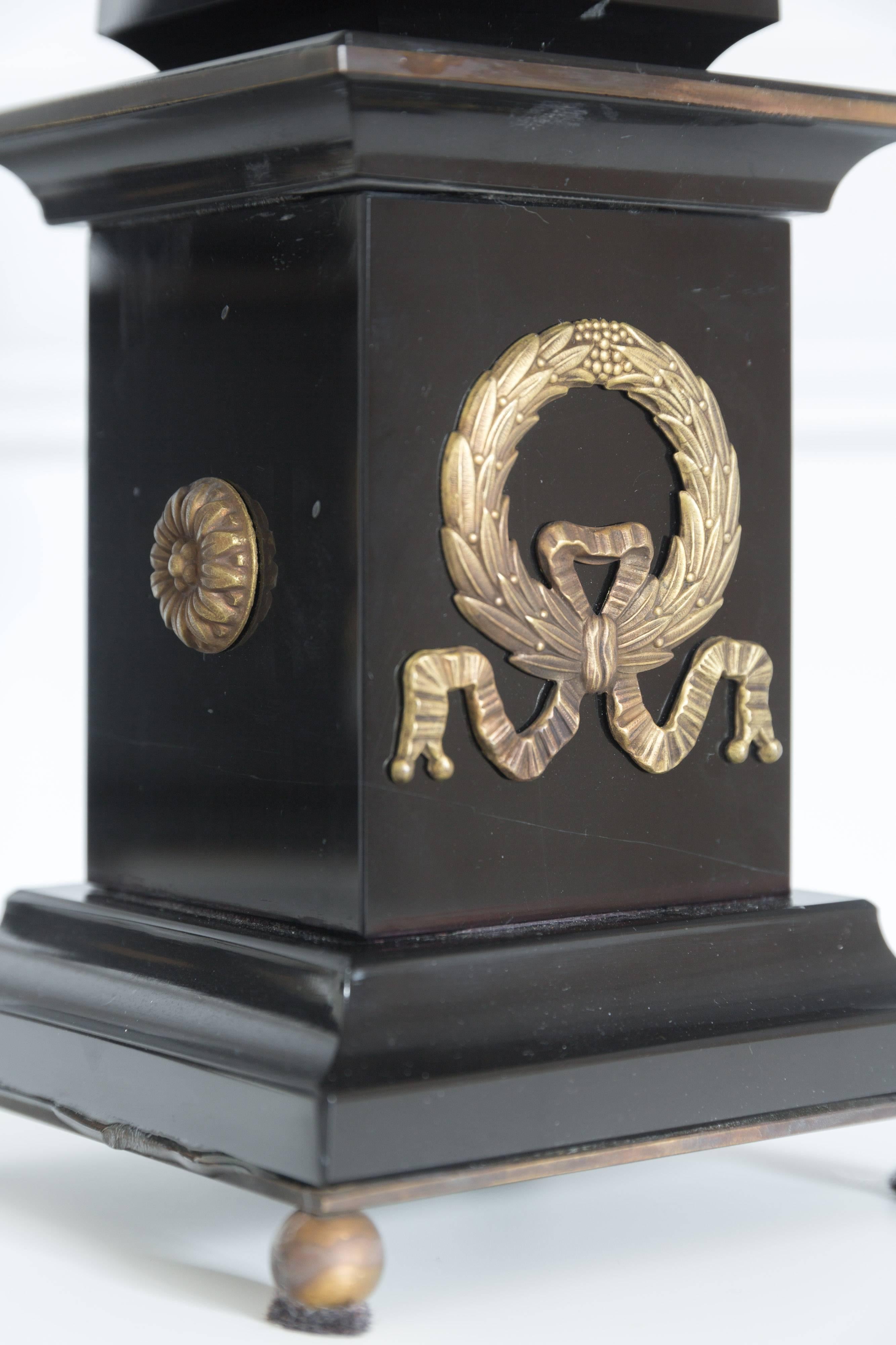 Bronze Paire d'obélisques en marbre noir et bronze « lézard doré », édition limitée, 2017  en vente