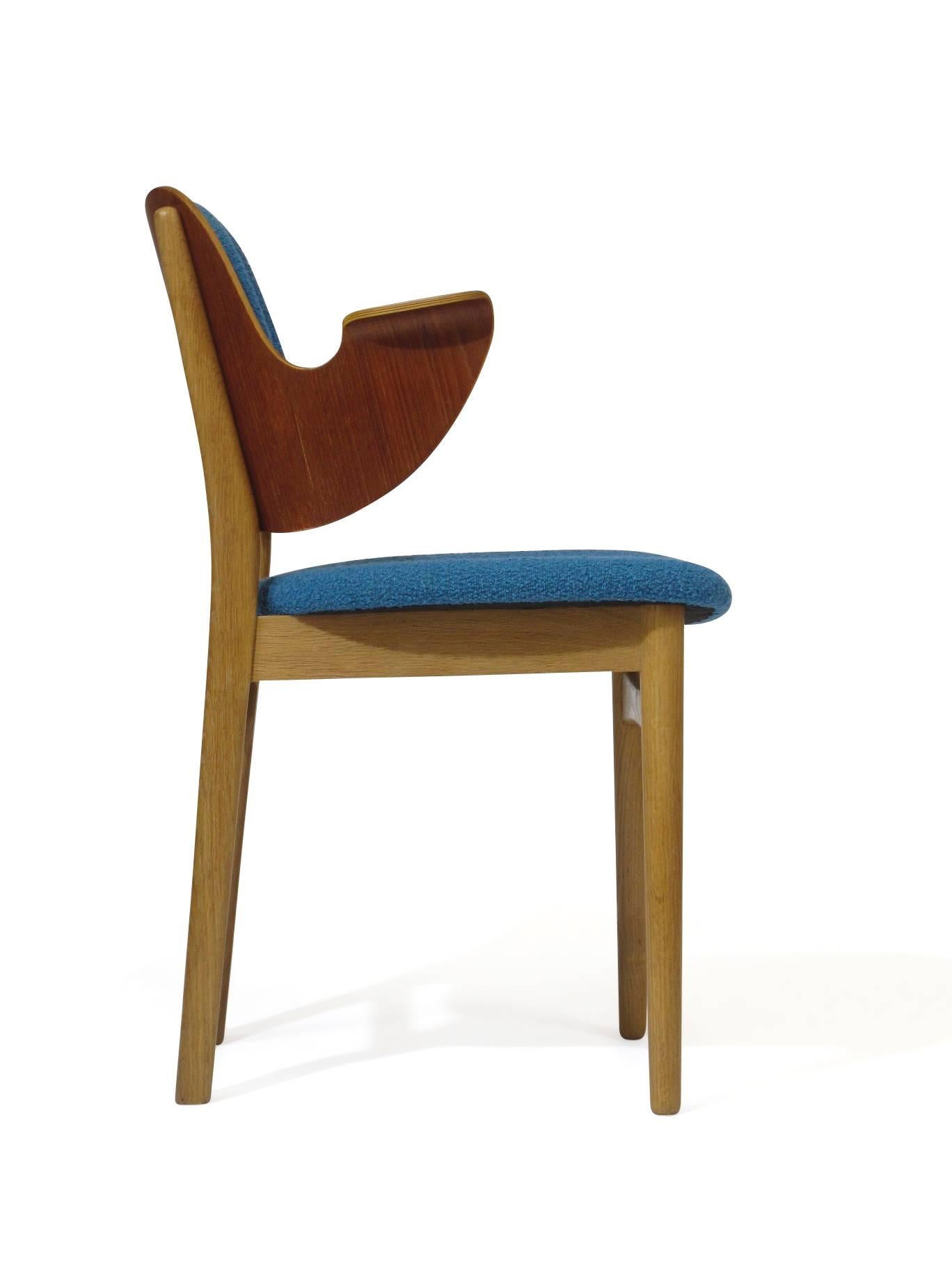 Mid-Century side armchair designed by Hans Olsen for Bramin, model 107. Solid oak frame with molded teak backrest, newly upholstered in aqua blue Knoll bouclé textile.