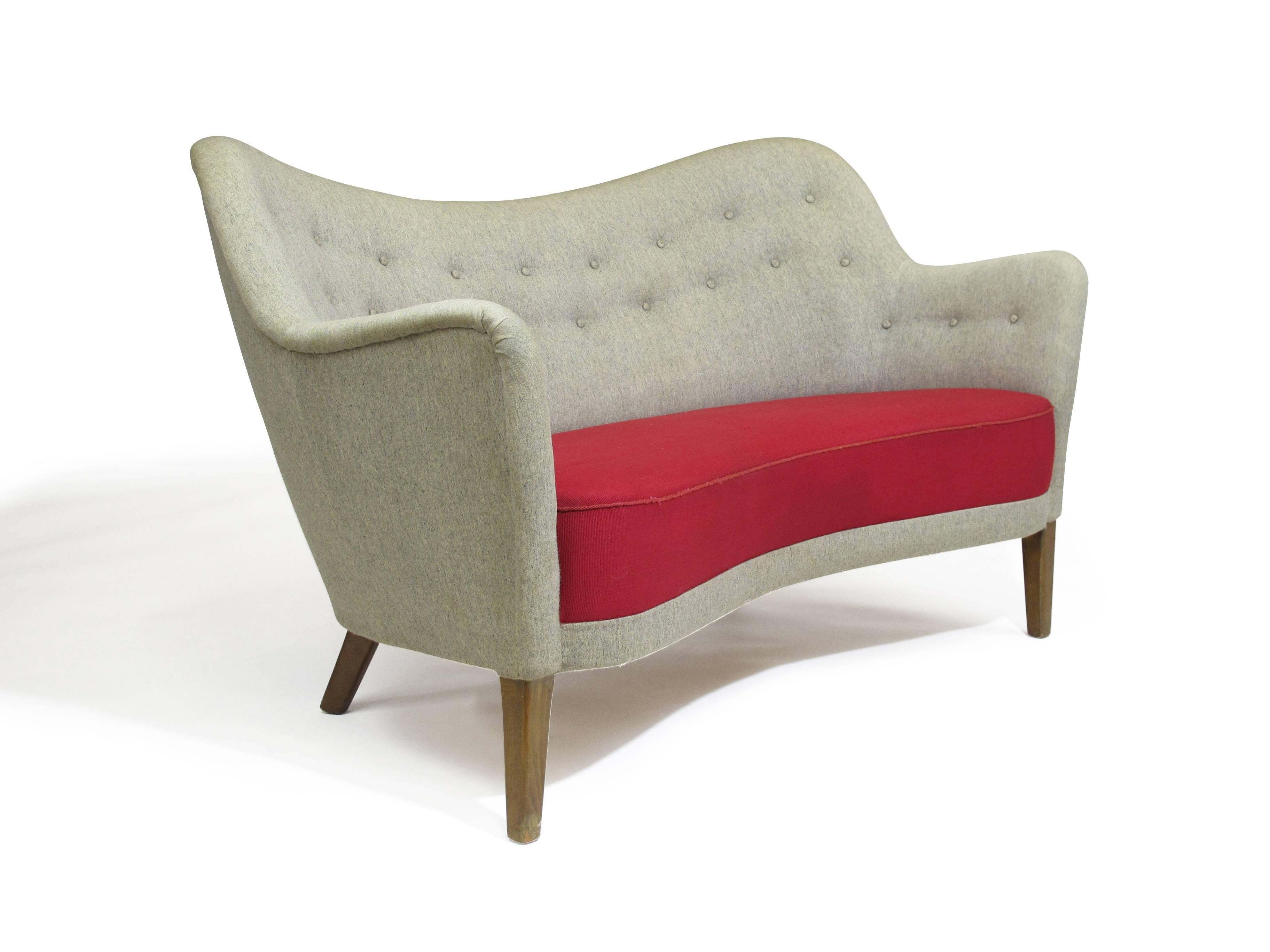 Dänisches Loveseat-Sofa in der Art Finn Juhls BO-55 von Carl Brorup. 
Original Wollstoff in gutem Zustand.