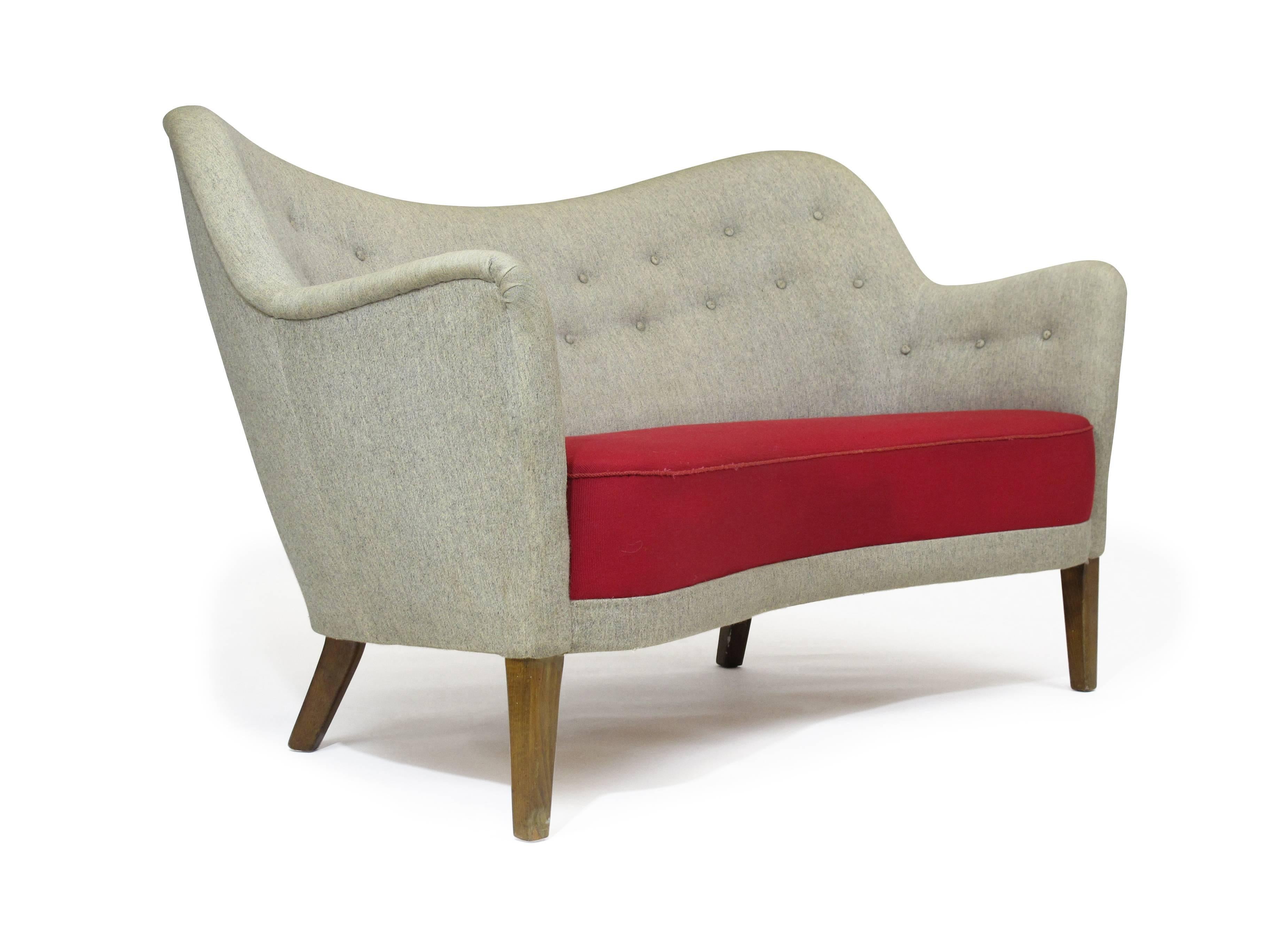 Dänisches Sofa aus den späten 1940er Jahren in der Art des Finn Juhl-Sofas von Carl Brorup im Zustand „Gut“ im Angebot in Oakland, CA