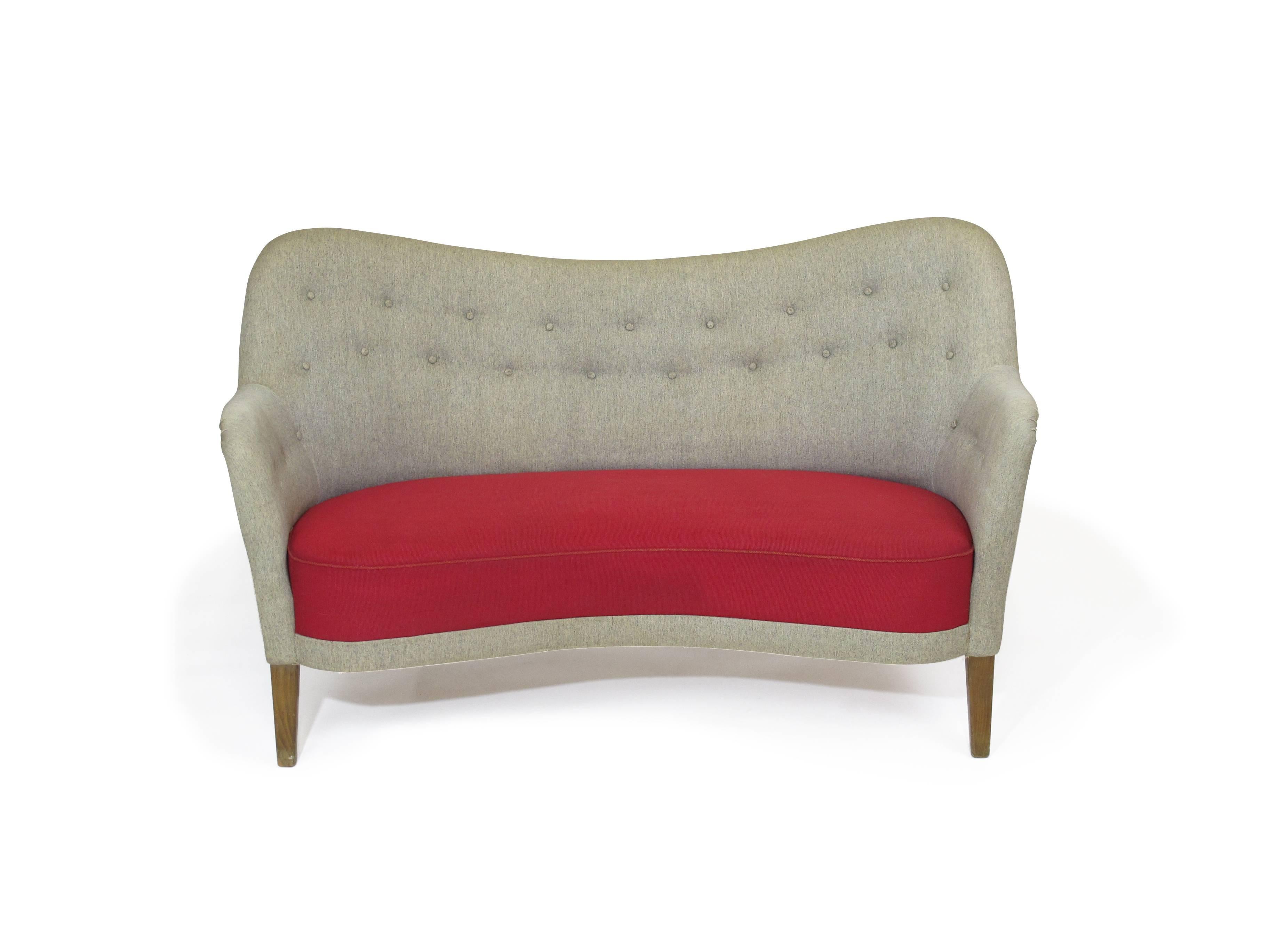 Dänisches Sofa aus den späten 1940er Jahren in der Art des Finn Juhl-Sofas von Carl Brorup (Wolle) im Angebot