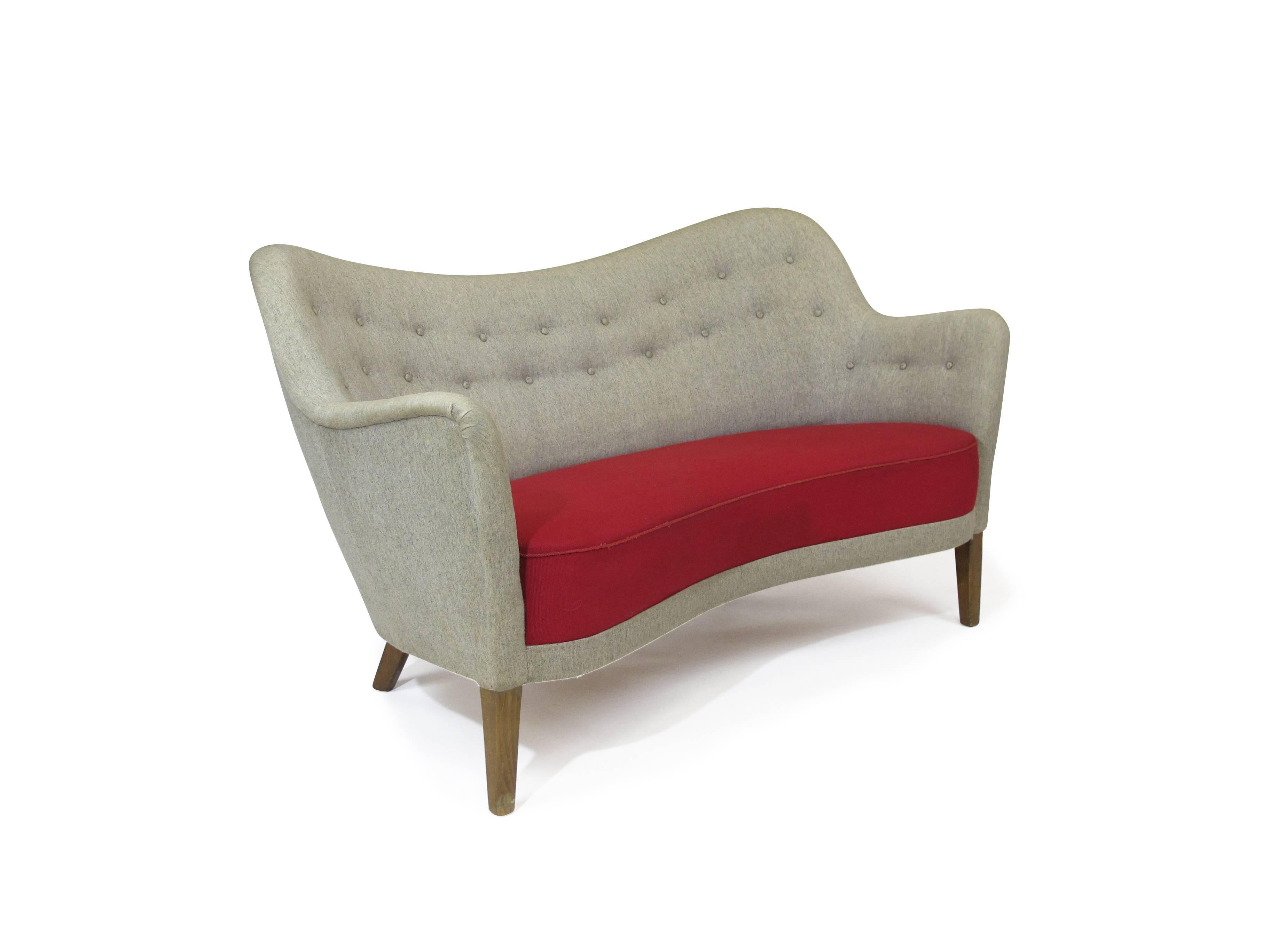 Dänisches Sofa aus den späten 1940er Jahren in der Art des Finn Juhl-Sofas von Carl Brorup im Angebot 3