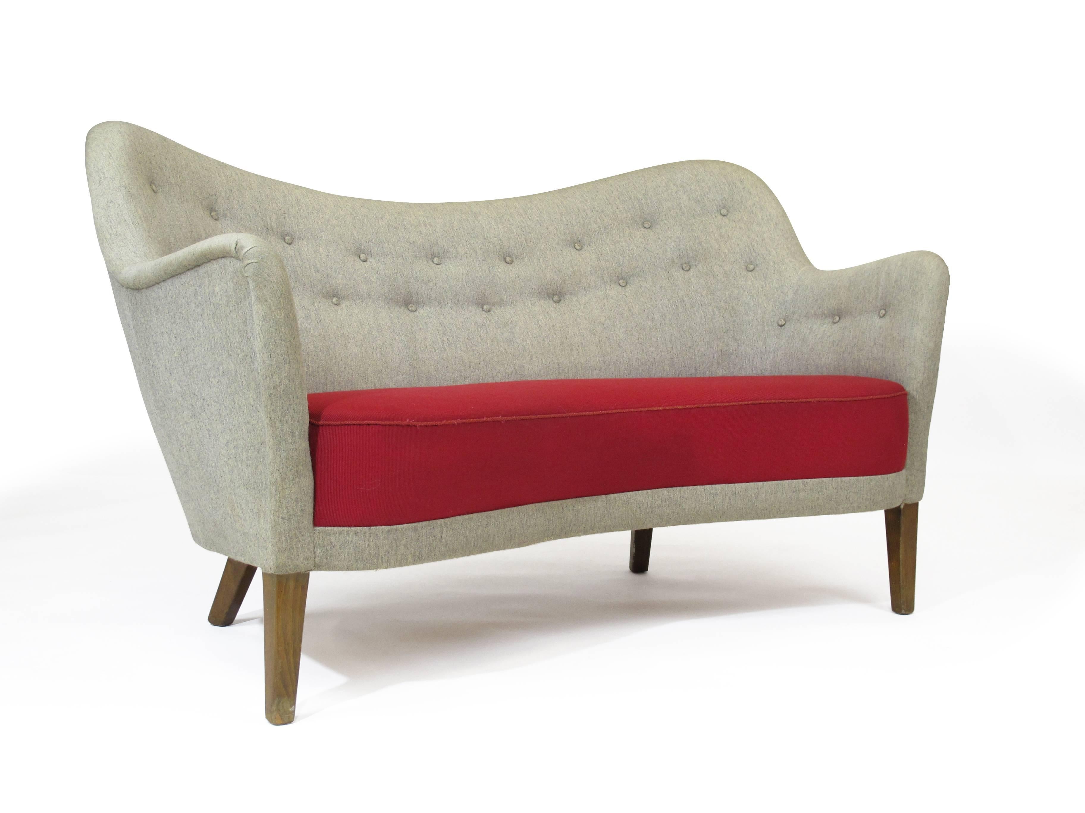 Dänisches Sofa aus den späten 1940er Jahren in der Art des Finn Juhl-Sofas von Carl Brorup im Angebot 4