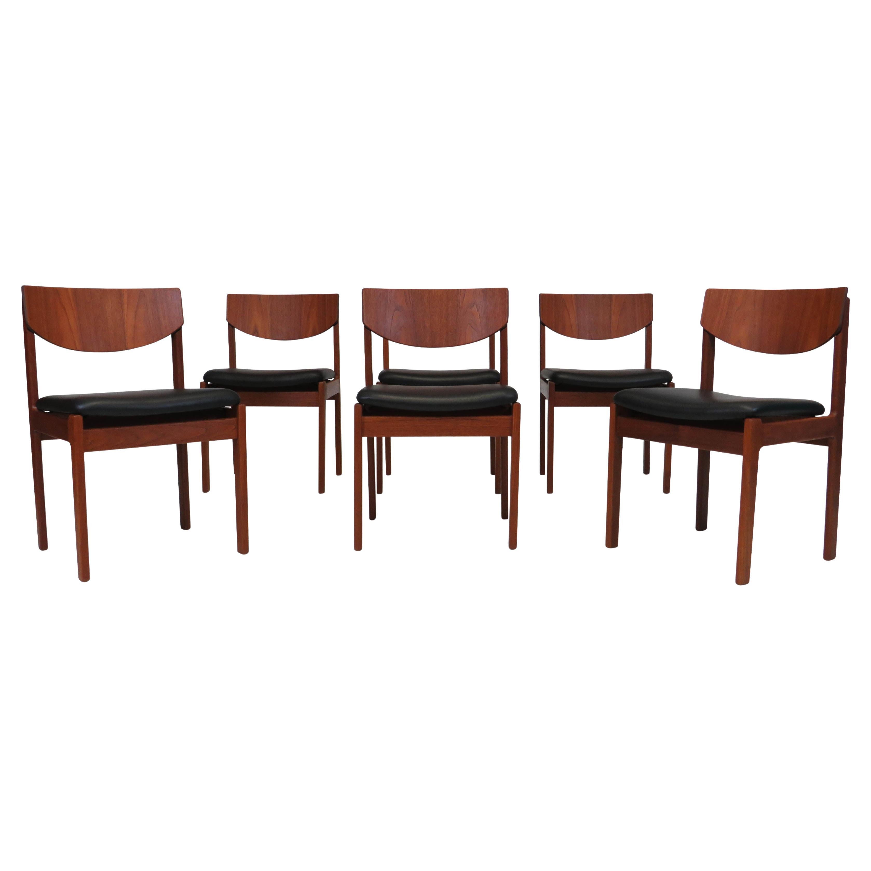 Sillas de comedor danesas de teca en cuero negro nuevo