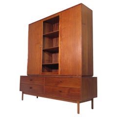 Rare armoire danoise en teck massif du milieu du siècle par Peter Hvidt, 1955