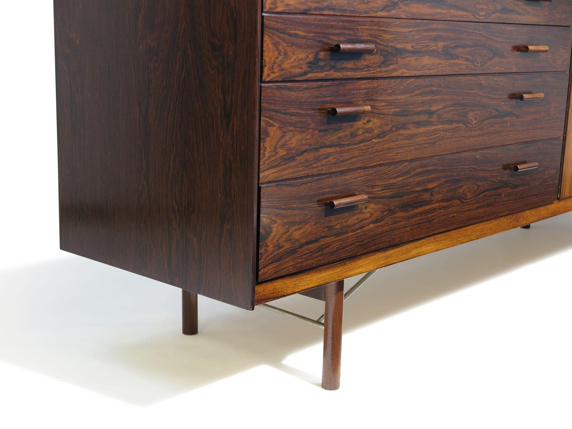 Scandinavo moderno Ib Kofod-Larsen per Brandi Moblefabrik Credenza / Cassettone in legno di palissandro in vendita