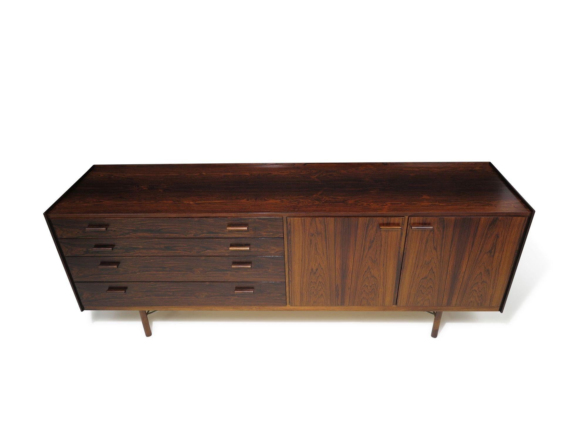 Danese Ib Kofod-Larsen per Brandi Moblefabrik Credenza / Cassettone in legno di palissandro in vendita