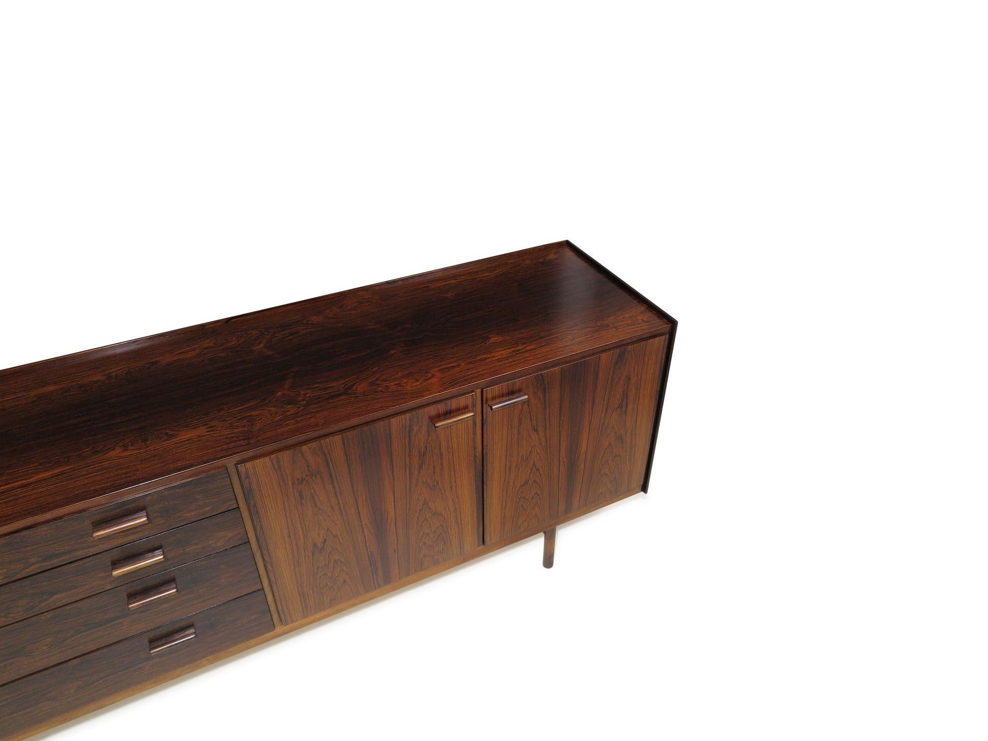 A olio Ib Kofod-Larsen per Brandi Moblefabrik Credenza / Cassettone in legno di palissandro in vendita