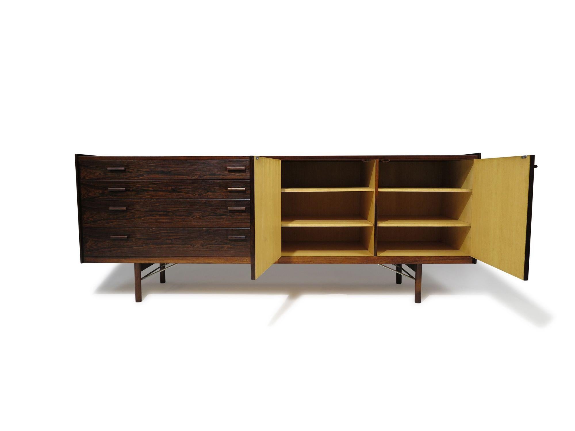 XX secolo Ib Kofod-Larsen per Brandi Moblefabrik Credenza / Cassettone in legno di palissandro in vendita