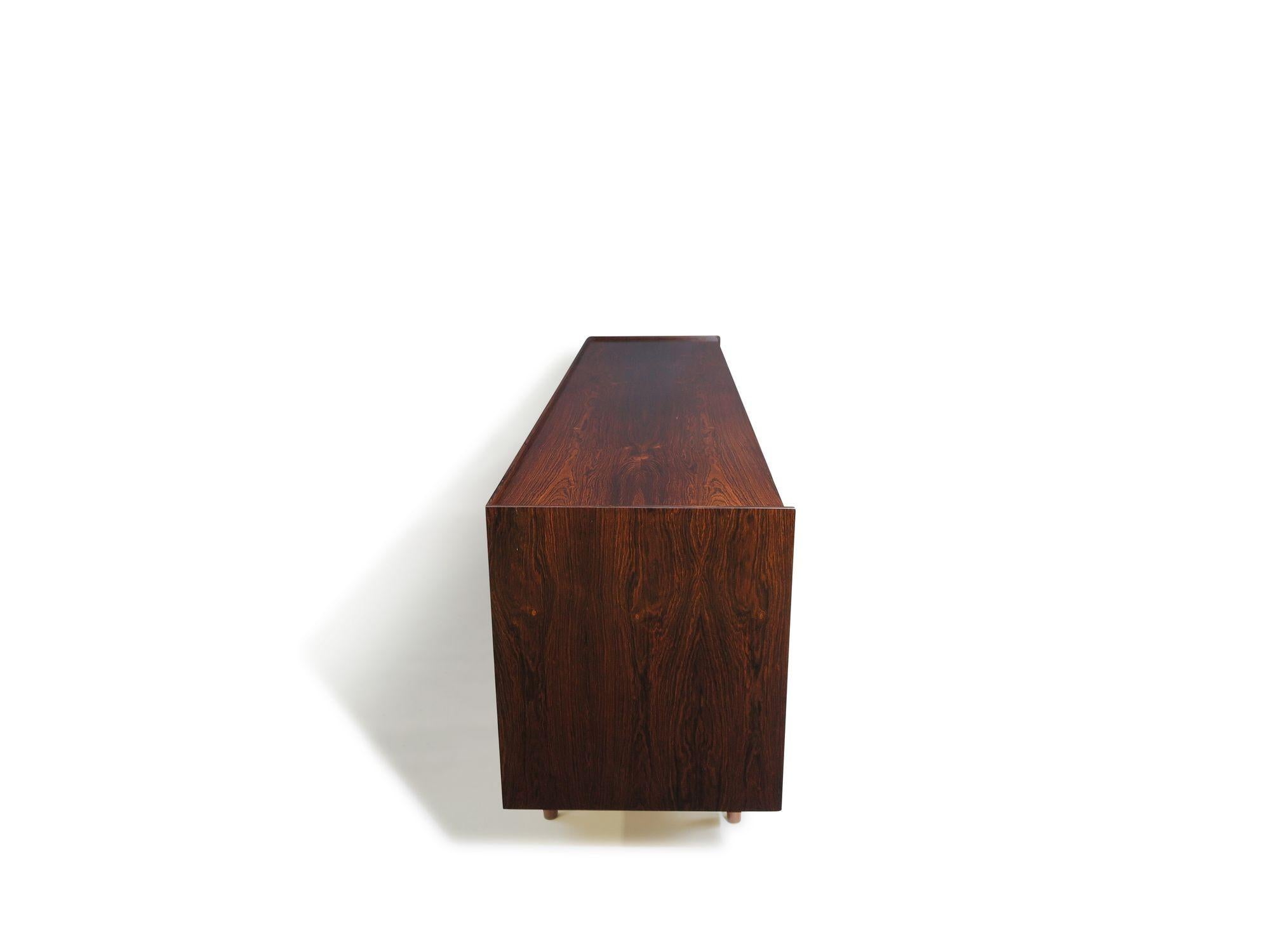 Ib Kofod-Larsen per Brandi Moblefabrik Credenza / Cassettone in legno di palissandro in vendita 2