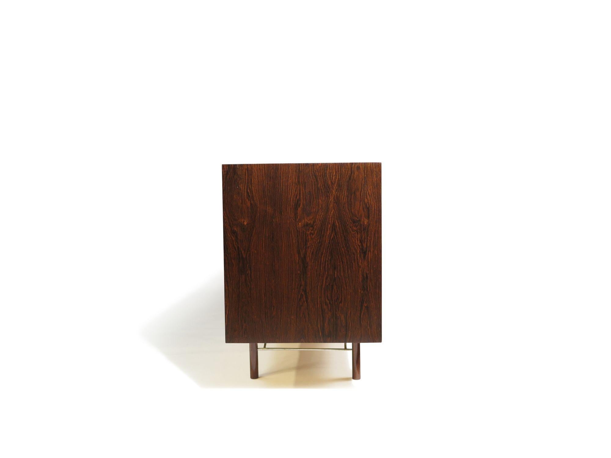 Ib Kofod-Larsen per Brandi Moblefabrik Credenza / Cassettone in legno di palissandro in vendita 1