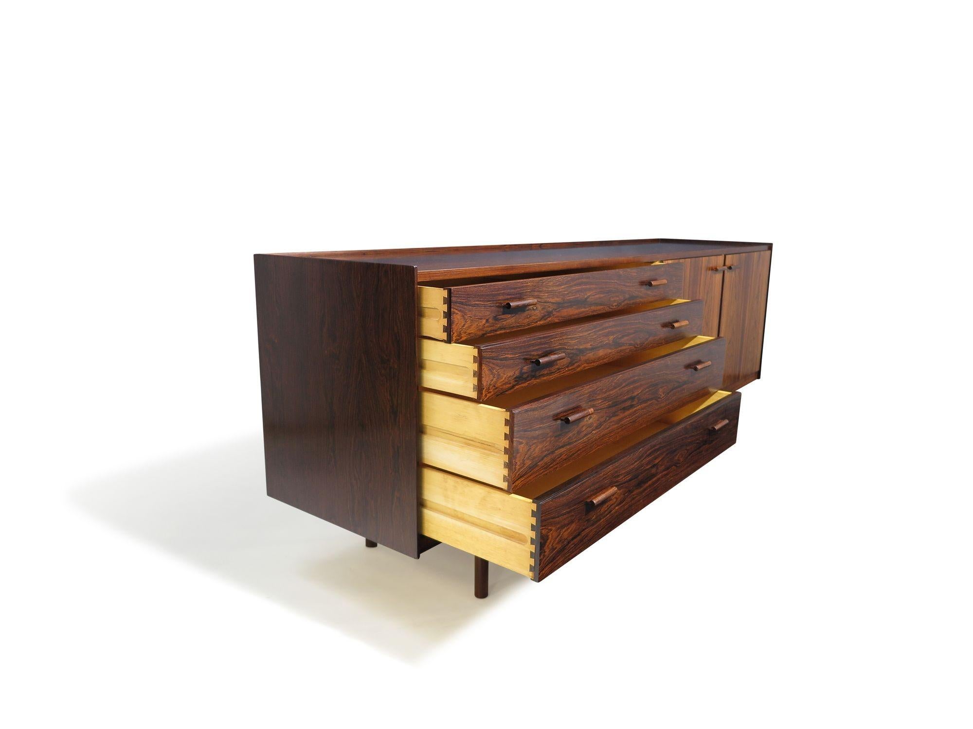 Palissandro Ib Kofod-Larsen per Brandi Moblefabrik Credenza / Cassettone in legno di palissandro in vendita