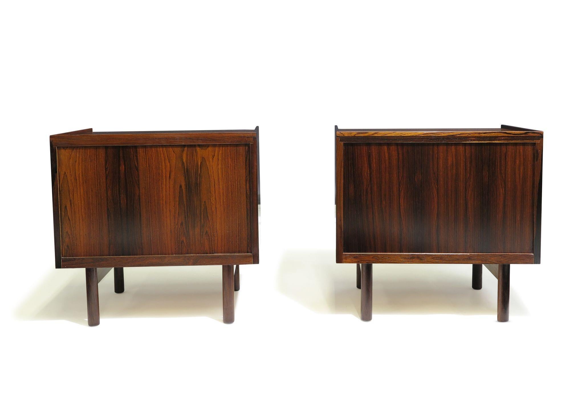 Un'elegante coppia di comodini disegnata da Ib Kofod-Larsen per Brande Møbelfabrik, Danimarca, 1958. Finemente realizzato in palissandro brasiliano di vecchia crescita, ogni mobile presenta venature dinamiche abbinate al libro, bordi in rilievo e