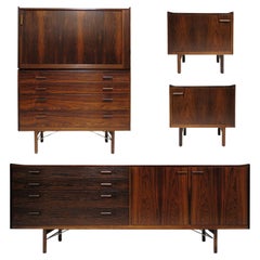 Raro conjunto Ib Kofod-Larsen Credenza / cómoda y mesillas de noche Mesillas de noche