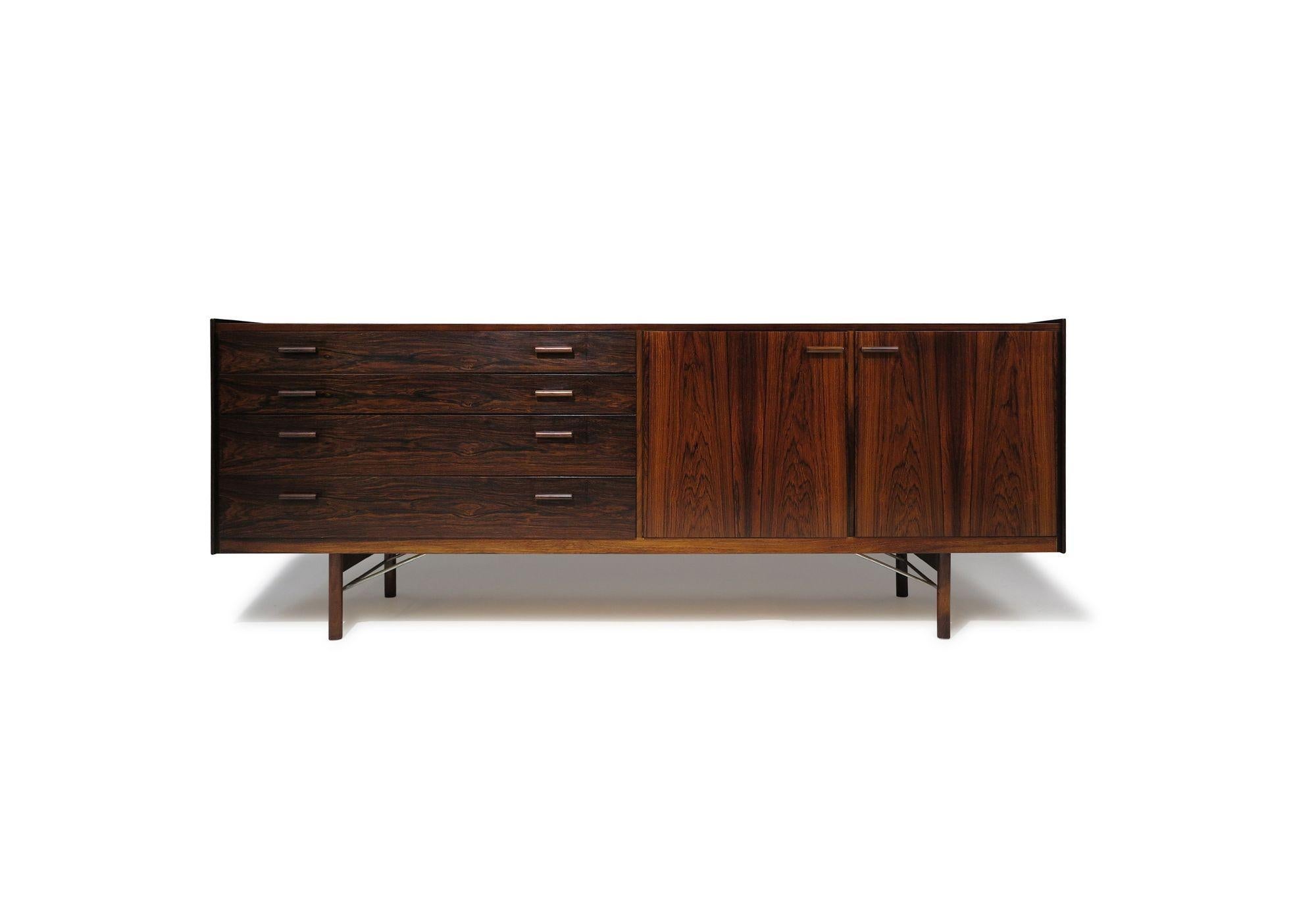 Una cameretta scandinava finemente lavorata, disegnata da Ib Kofod-Larsen per Brande Mobelfabrik, Danimarca, 1958. Il set comprende un comò credenza con armadio e quattro cassetti, un armadio da signore con cassetti e un'anta tamburata, una coppia